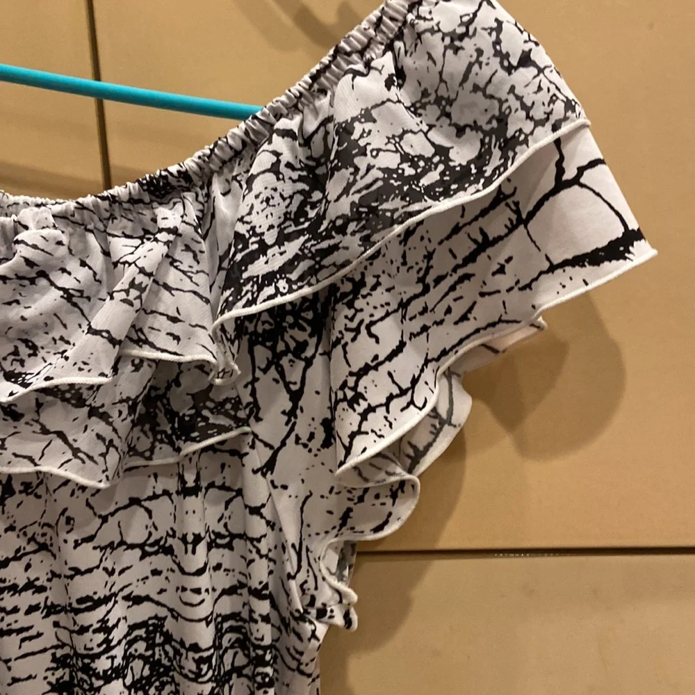 NEW Off the shoulder blouse - Picture 3 of 3